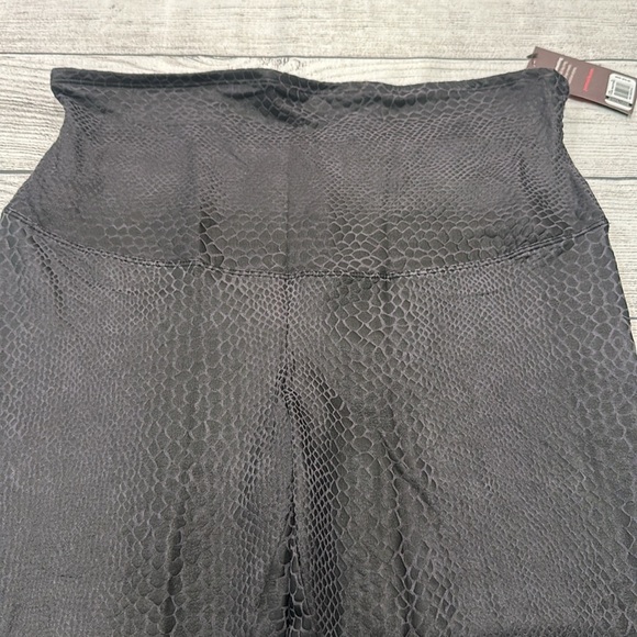 Women’s Yummie Tummie Lydia Faux Python gray leggings size XL NWT - Picture 7 of 14